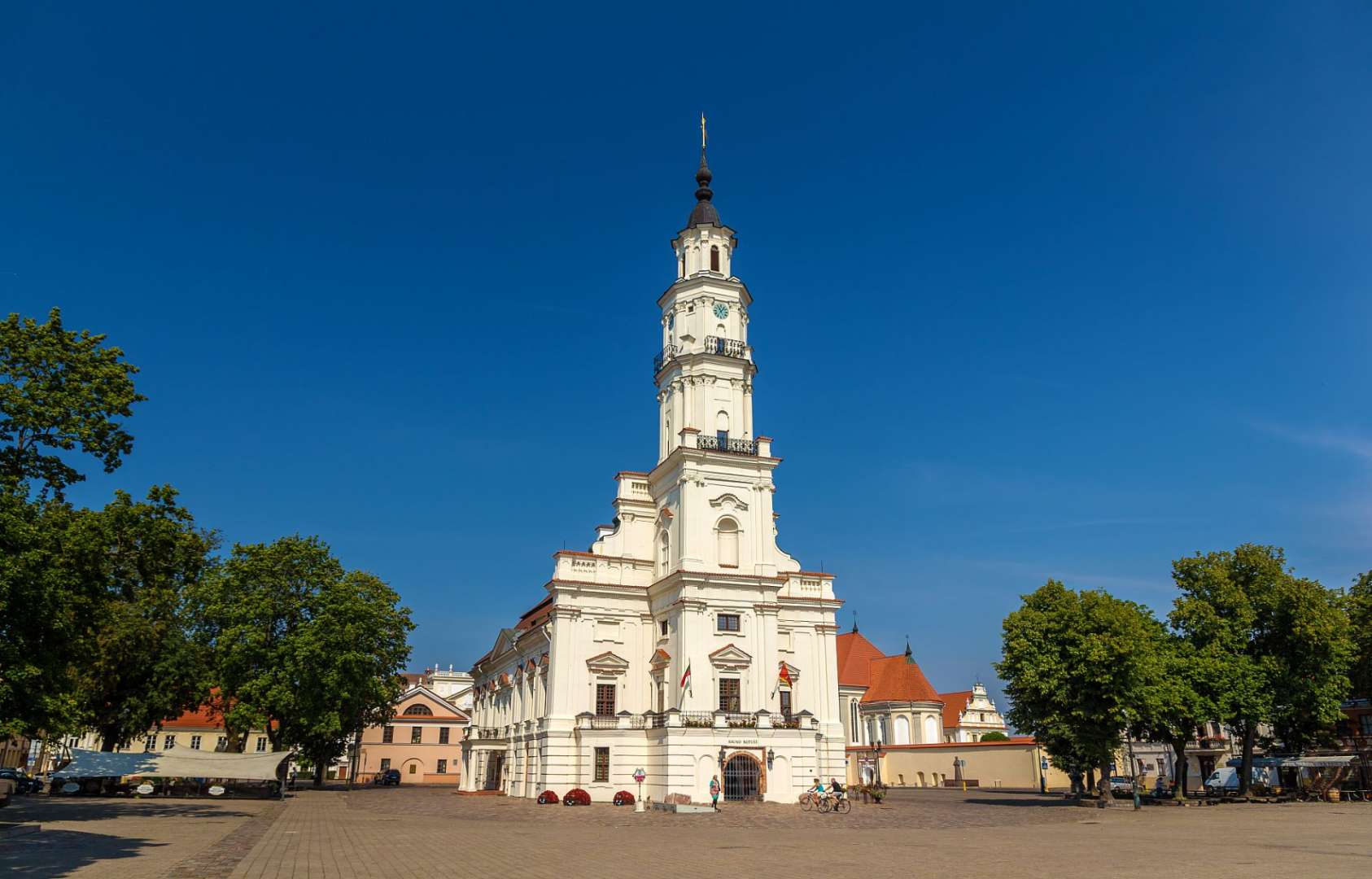 Ein großes weißes Gebäude mit einem Uhrturm darauf