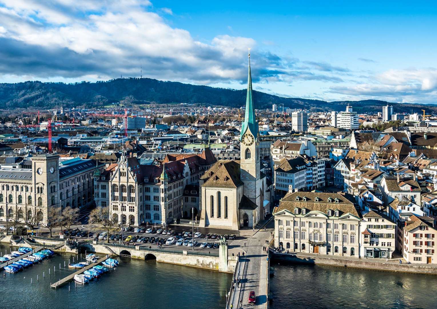 Eine Stadt mit vielen Gebäuden und einem Fluss