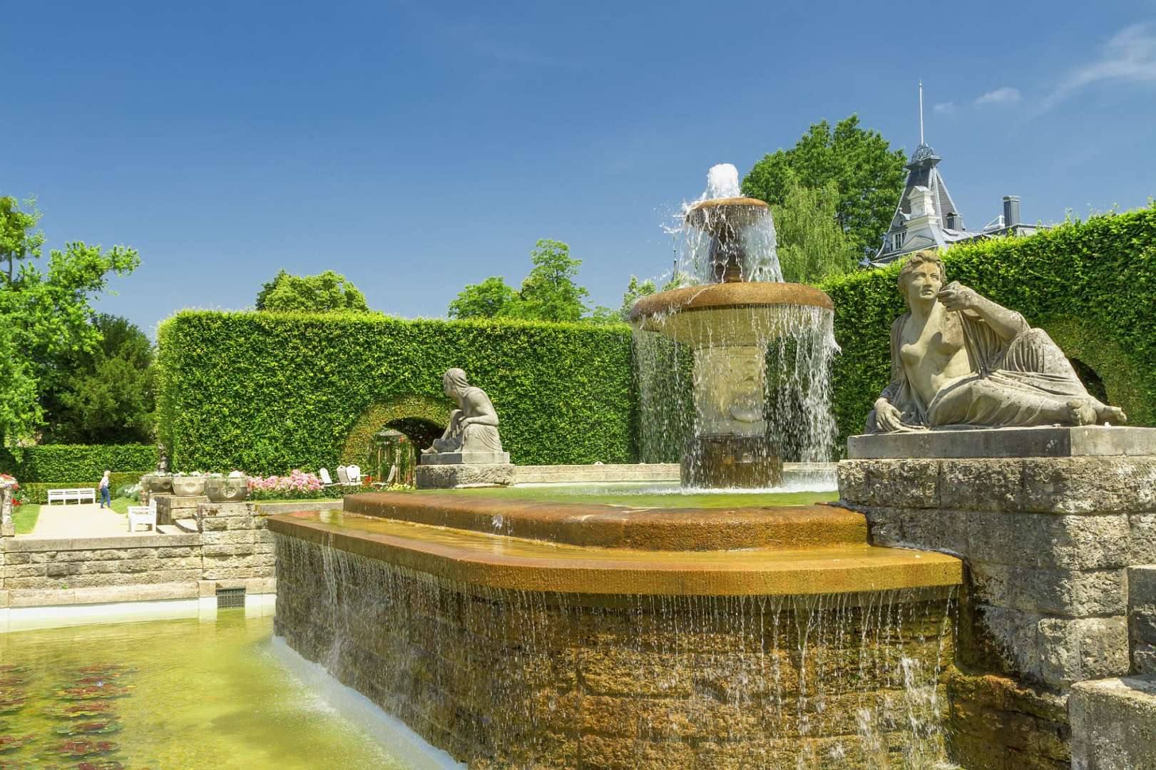 Ein Brunnen mit einer Statue einer Frau darauf