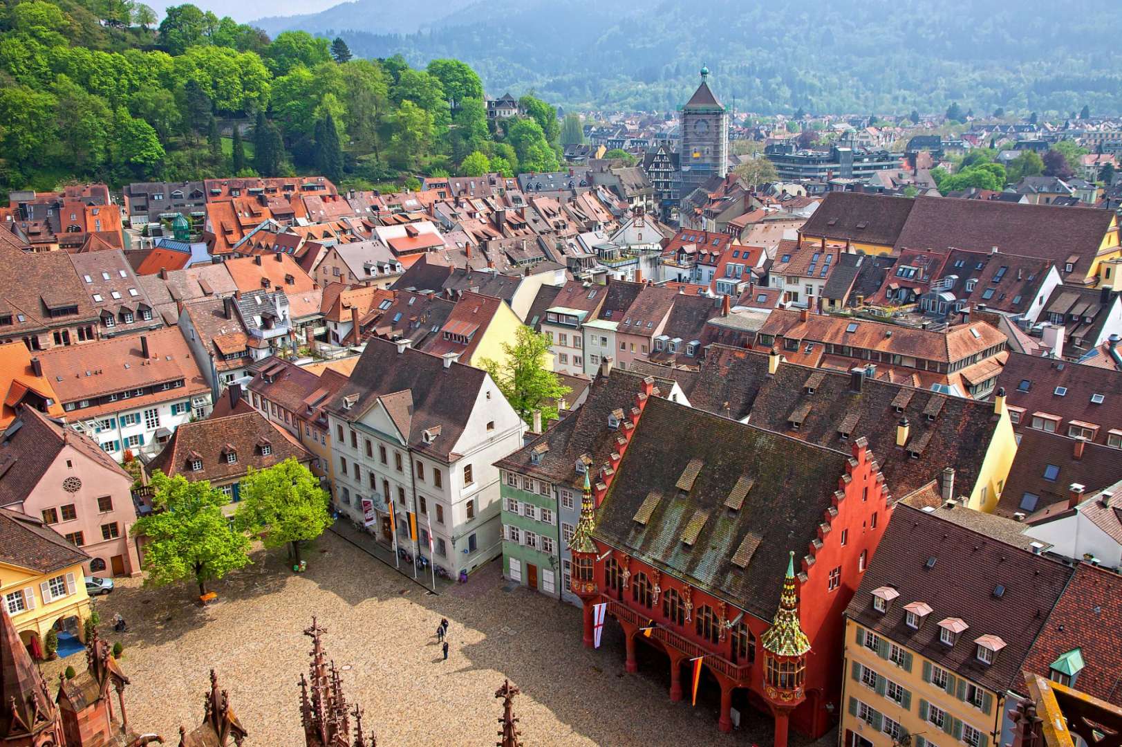 Eine Luftaufnahme einer Stadt mit vielen Gebäuden
