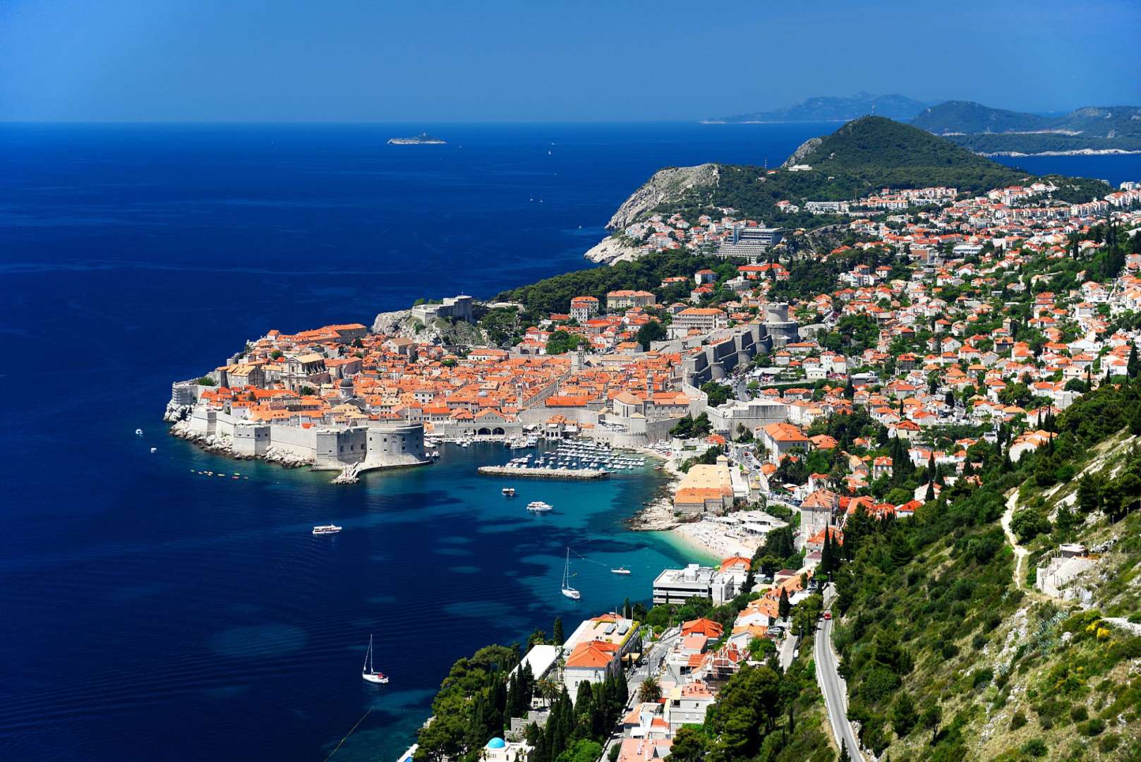 Eine Stadt an der Küste mit Blick auf das Meer
