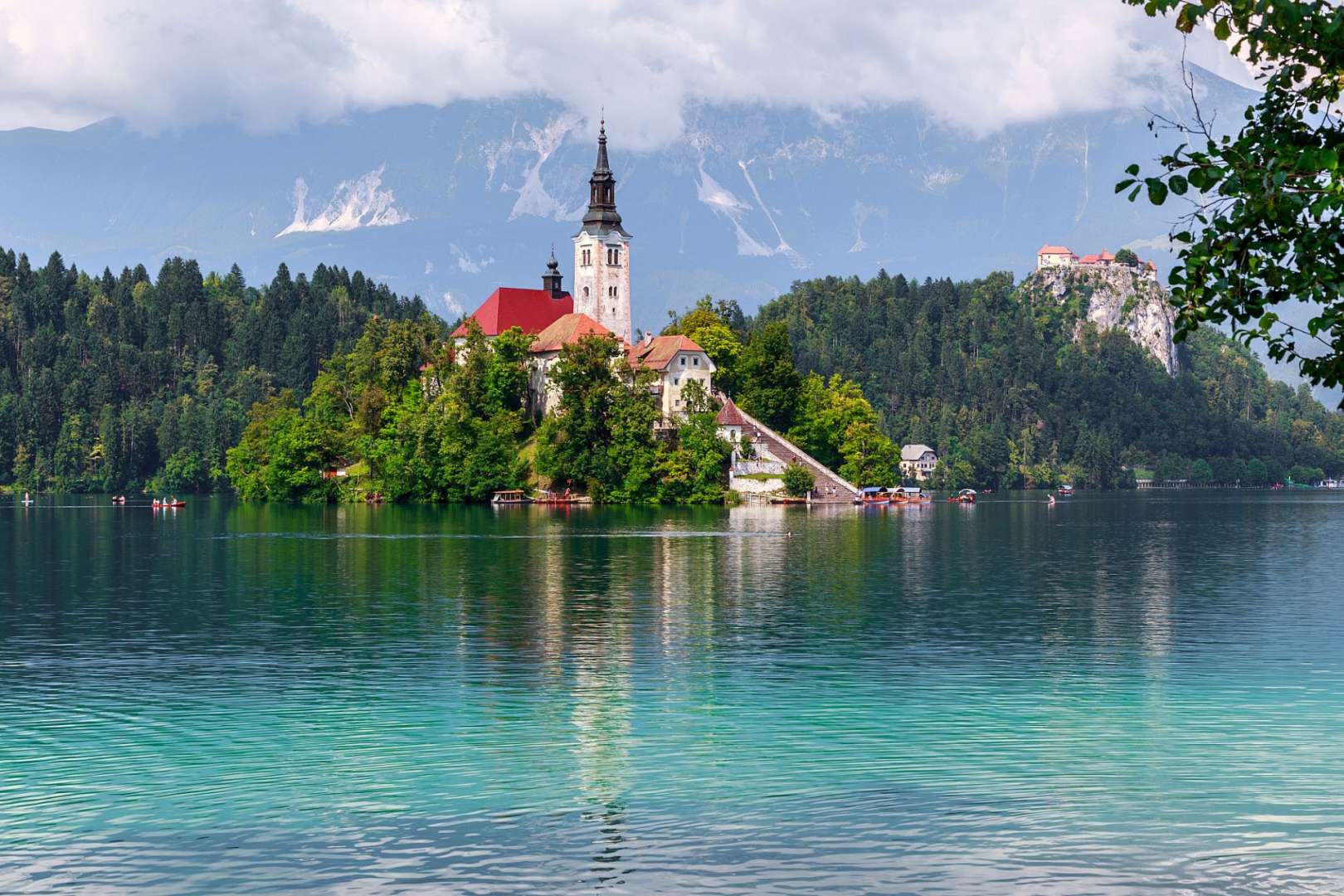 Eine Kirche sitzt auf einem kleinen Insel in einem See
