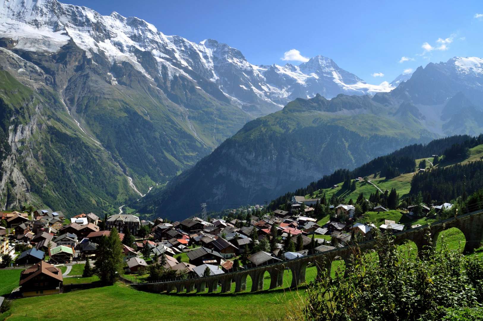 Ein kleines Dorf inmitten einer schneebedeckten Bergkette