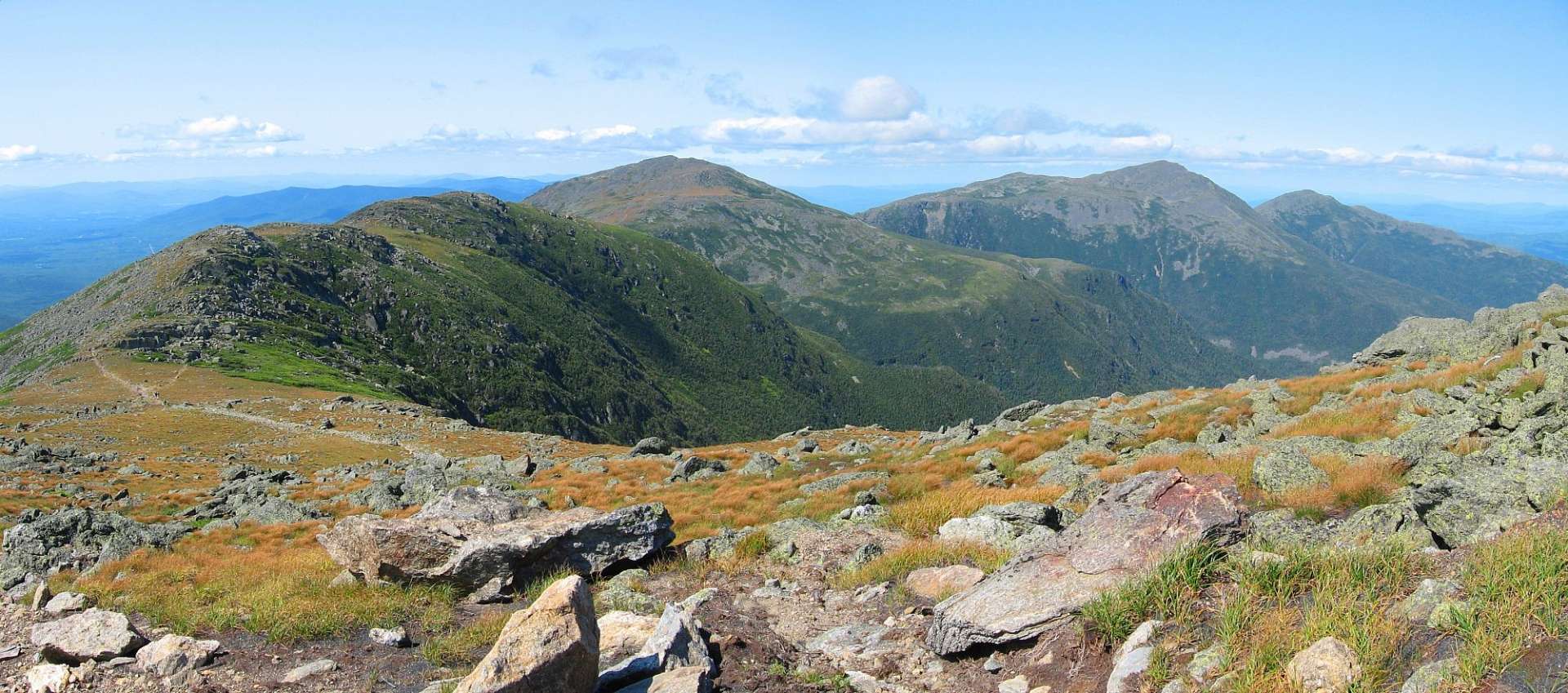 Eine Bergkette mit einem Berg in der Ferne