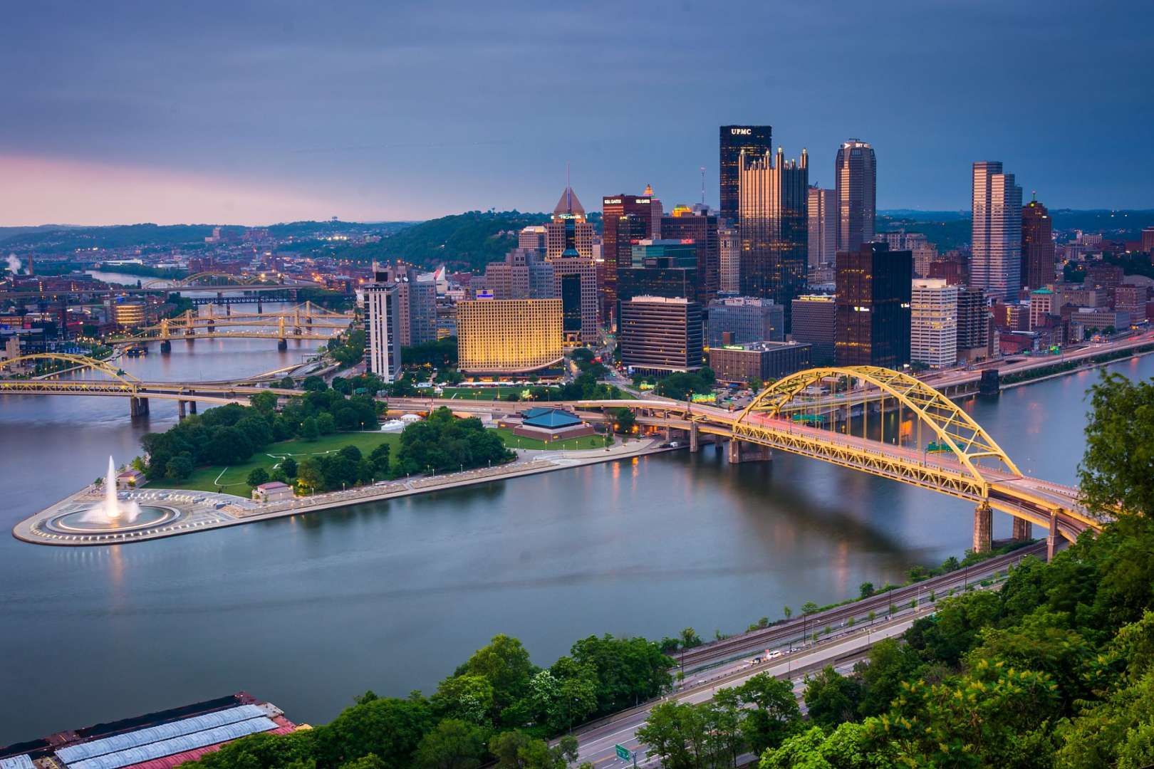 Eine Brücke über einen Fluss in der Stadt pittsburgh