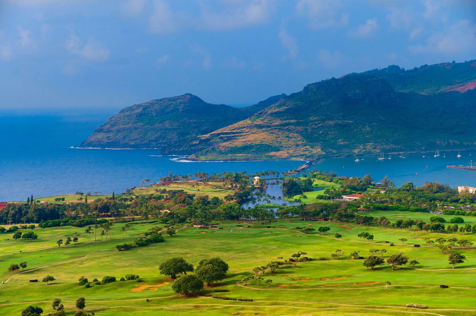 Ein Golfplatz mit Blick auf das Meer und die Berge