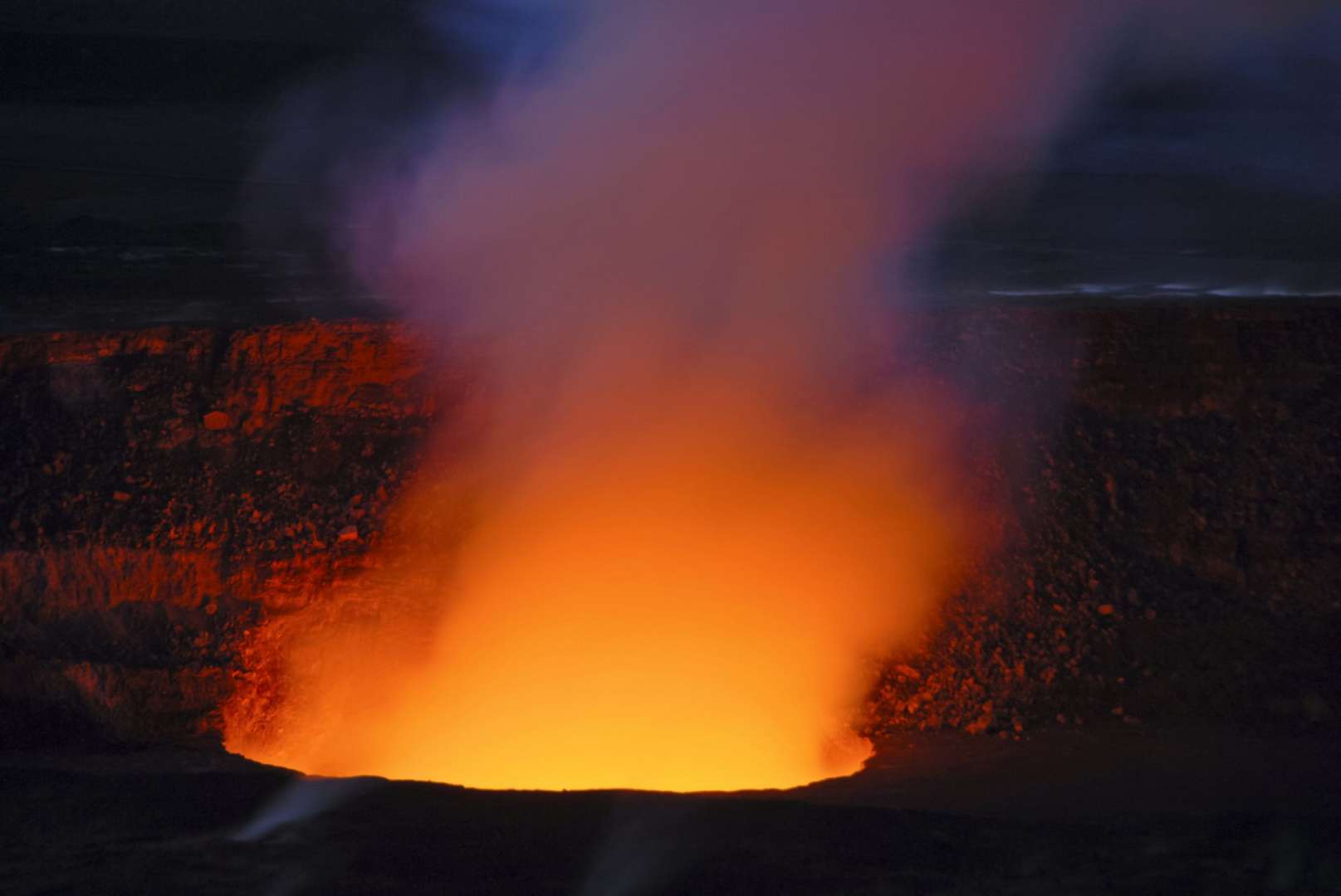 Ein riesiges Feuer , das aus einem Vulkan kommt