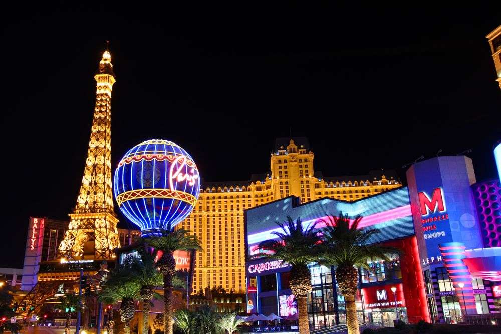 Die eiffelturm leuchtet nachts in las vegas