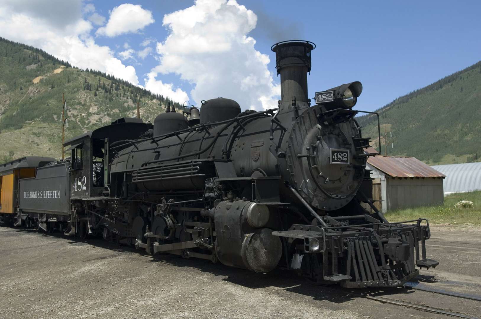 Eine schwarze Lokomotive mit dem Nummernschild 492