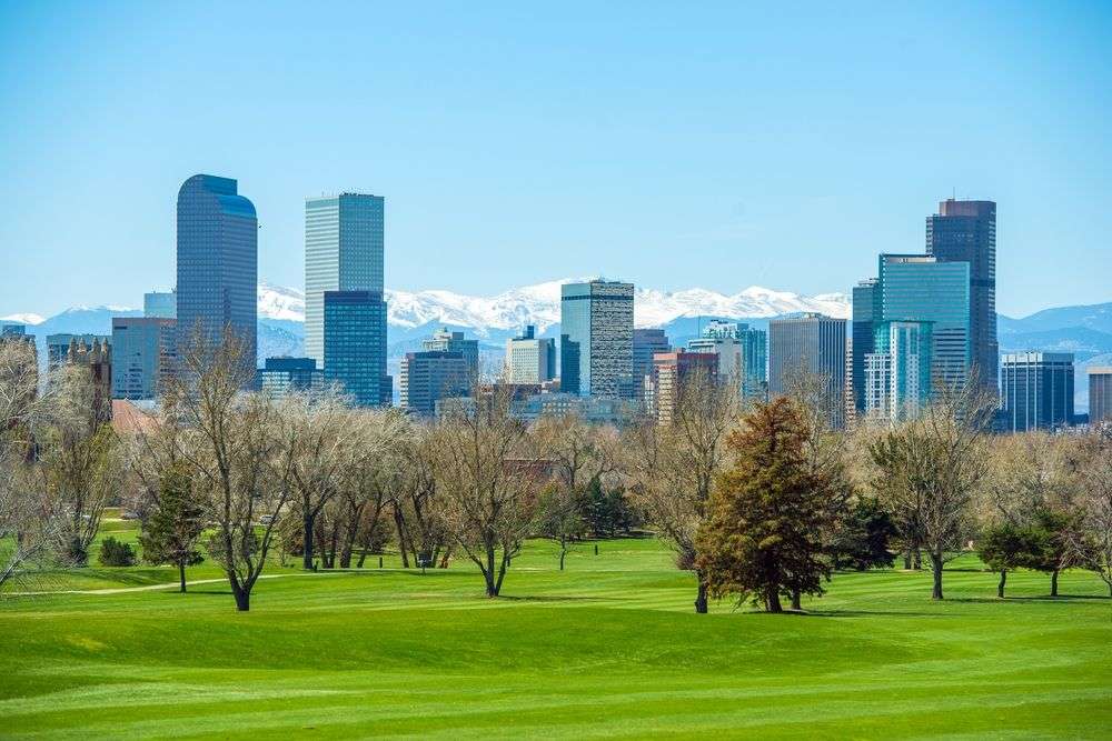Die skyline der stadt colorado ist von einem golfplatz aus zu sehen