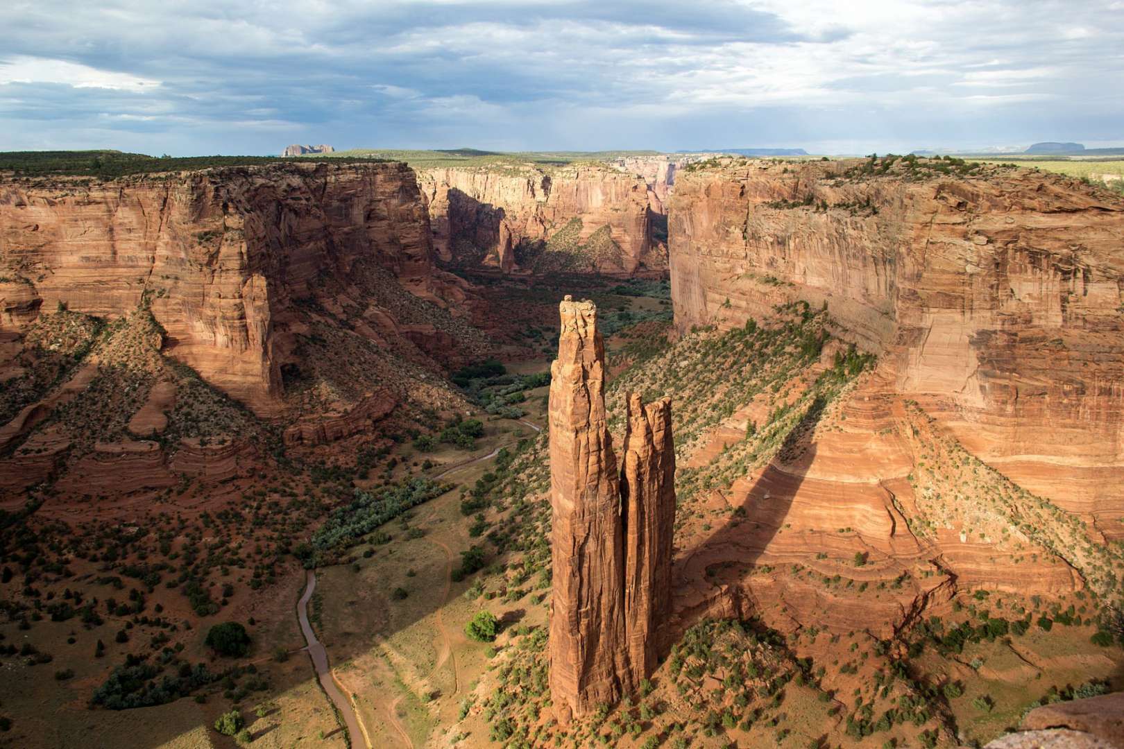 Eine sehr hohe Felsformation in der Mitte eines canyons