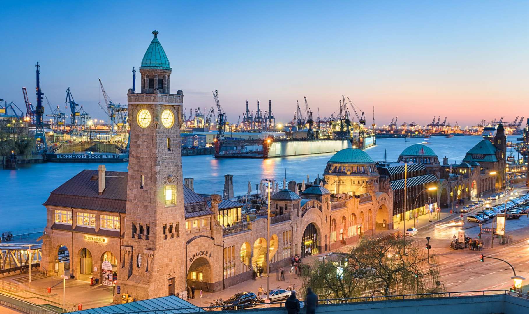 Ein großes Gebäude mit einem Uhrturm und der Aufschrift hafen
