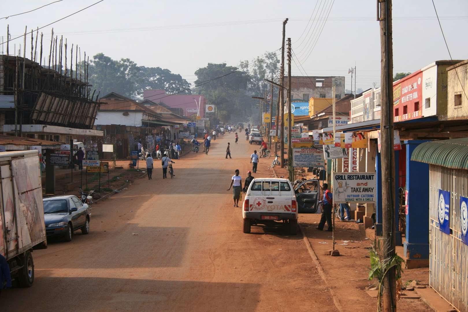 Eine Straße mit einem Grillrestaurant darauf