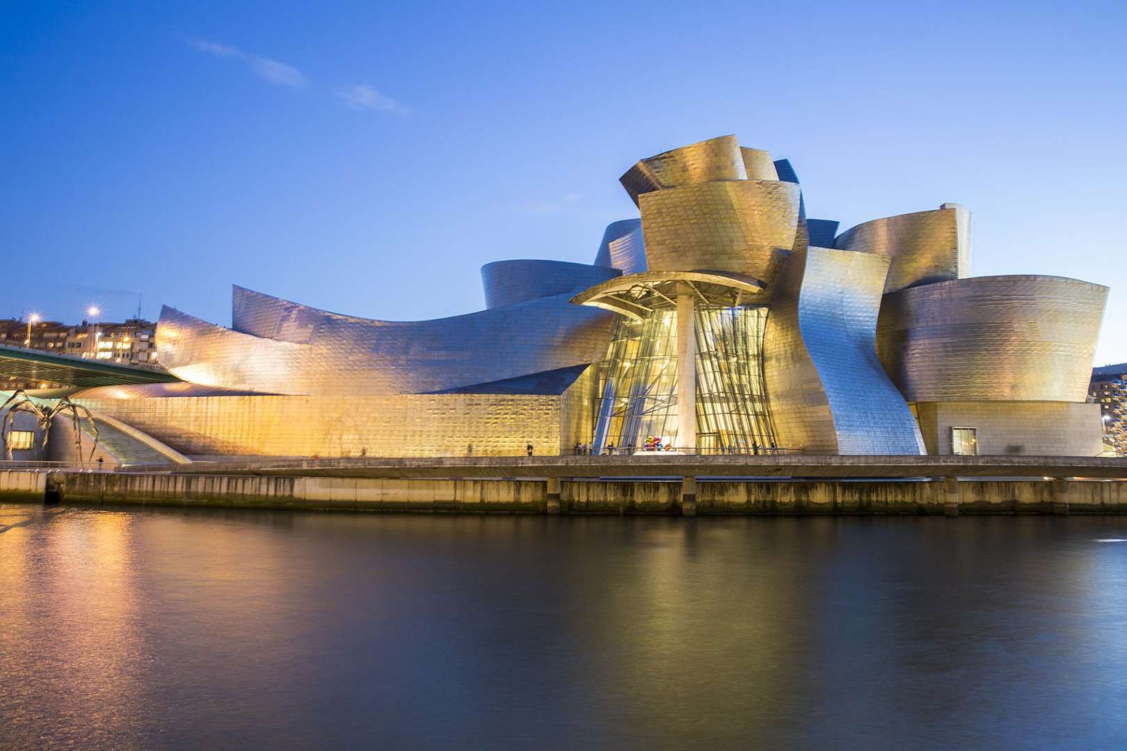 Ein großes Gebäude steht über einem Fluss