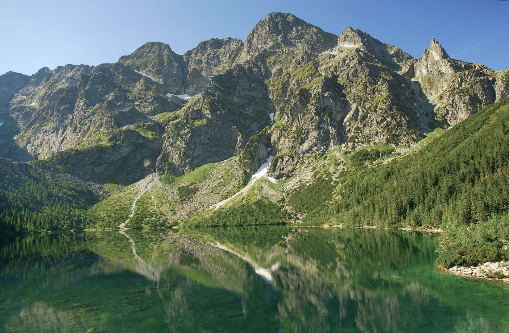 Ein großer Berg spiegelt sich in einem See