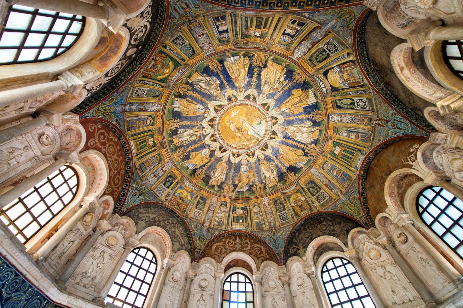 Die Decke einer Kirche mit einem Mosaik darauf