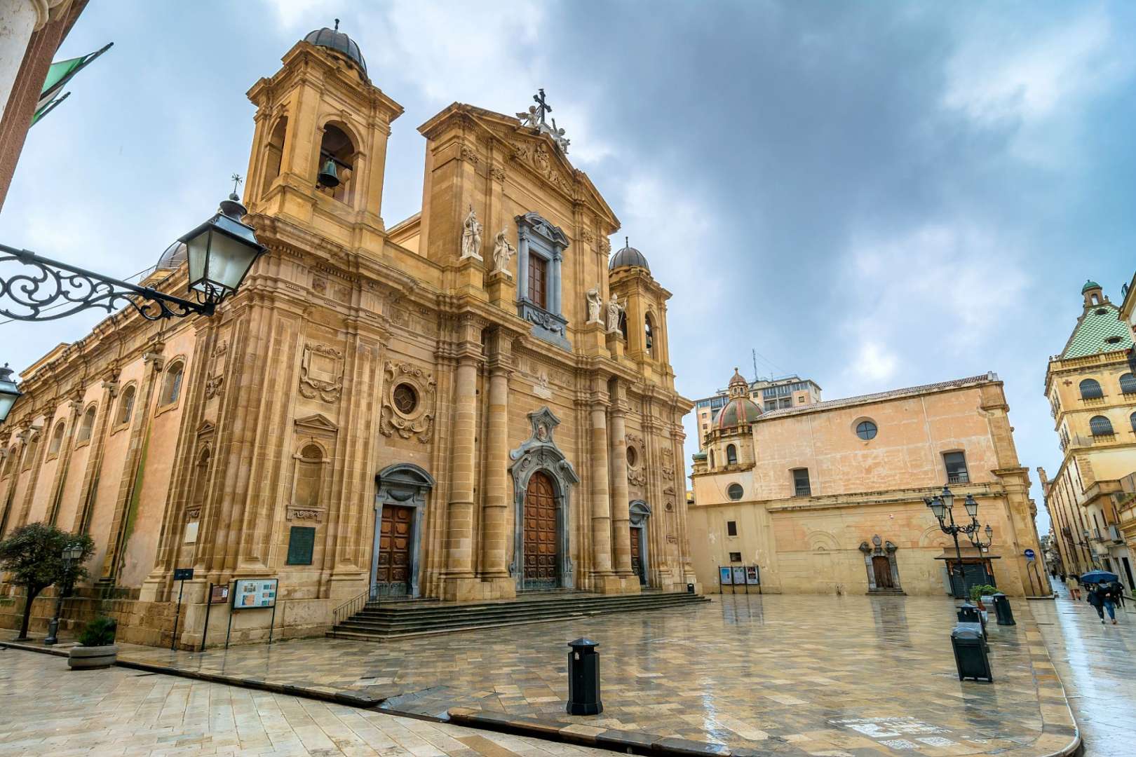Eine große Kirche mit einem Glockenturm und einem Kreuz darauf