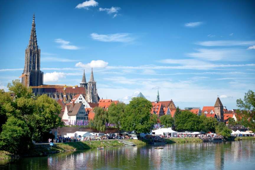 Eine Stadt mit einem Fluss im Vordergrund