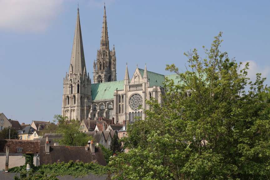 Eine sehr große Kathedrale mit einem grünen Dach