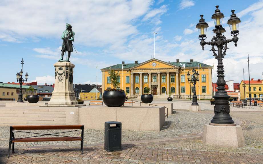 Eine Statue steht vor einem großen Gebäude