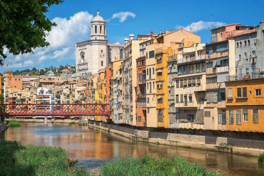 Eine Brücke über einen Fluss in einer Stadt