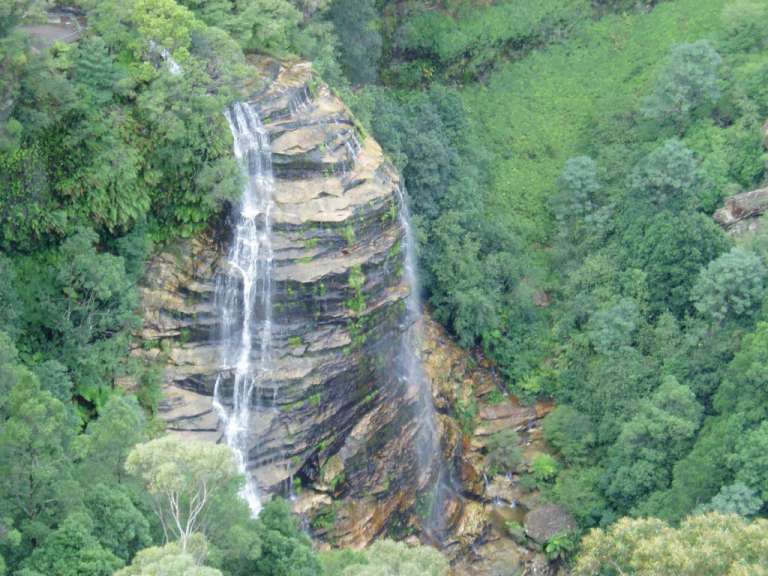 Ein Wasserfall inmitten eines grünen Waldes
