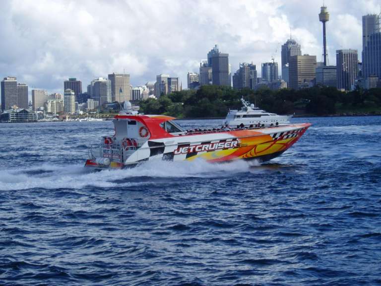 Ein buntes Boot mit der Aufschrift Jetcruiser fährt durch das Wasser