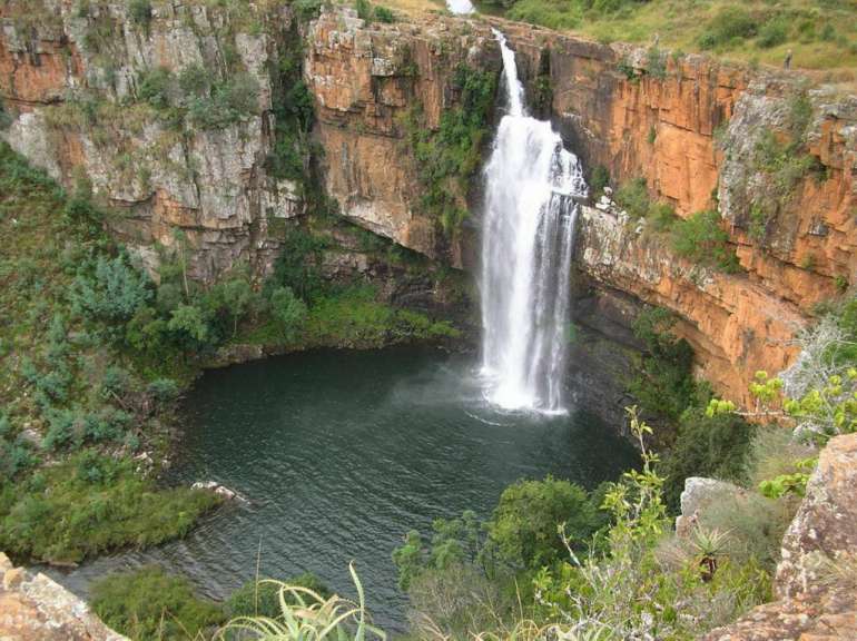 Ein Wasserfall stürzt in einen kleinen Teich