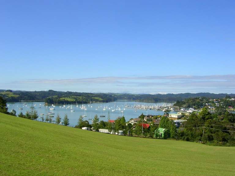 Eine Stadt mit vielen Booten im Wasser