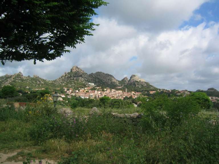 Ein kleines Dorf liegt auf einem Hügel in der Ferne