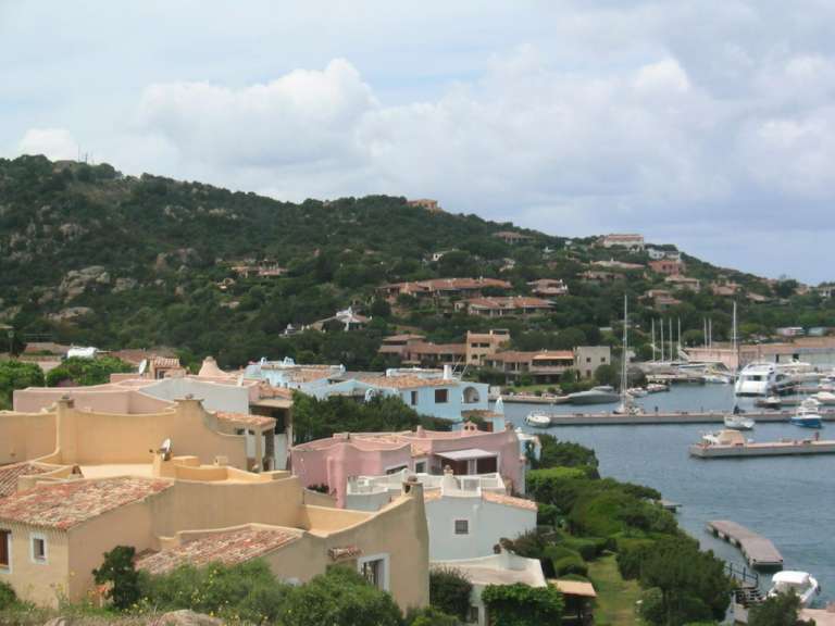 Eine Stadt mit vielen Häusern und Booten im Hafen