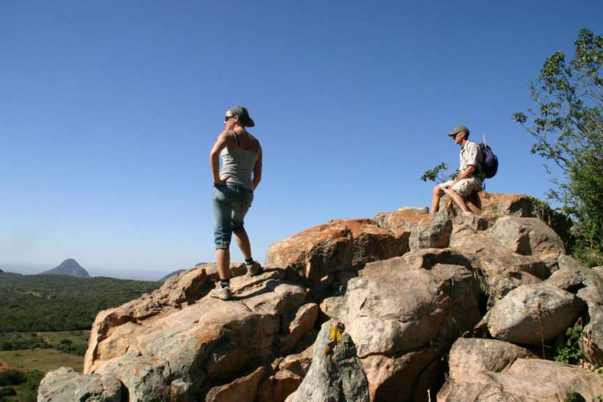 Eine Frau und ein Mann stehen auf einem Felsen