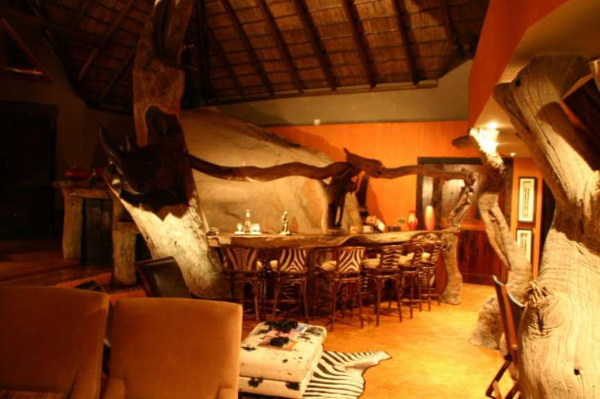 Ein Wohnzimmer mit einer Bar und Stühlen aus Zebrafell