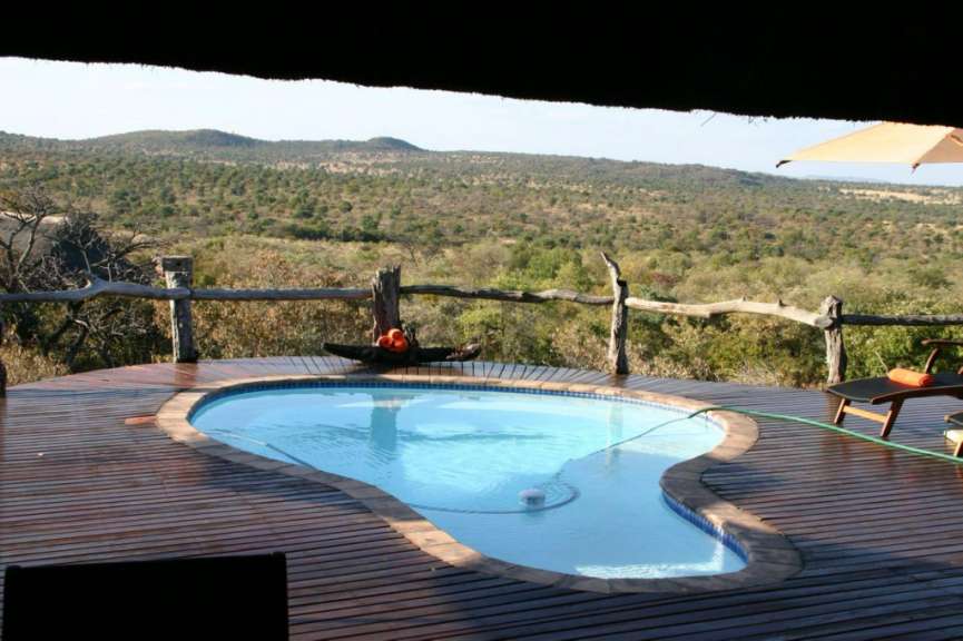 Ein Pool auf einem Holzdeck mit Blick auf die Landschaft