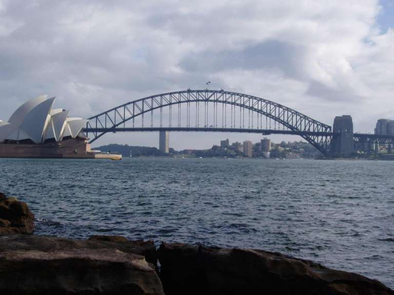 Die sydney harbor bridge mit der opera house im hintergrund