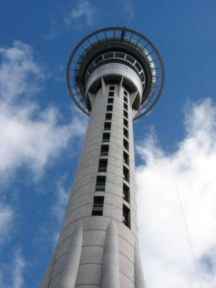 Ein sehr hoher Turm steht vor einem blauen Himmel