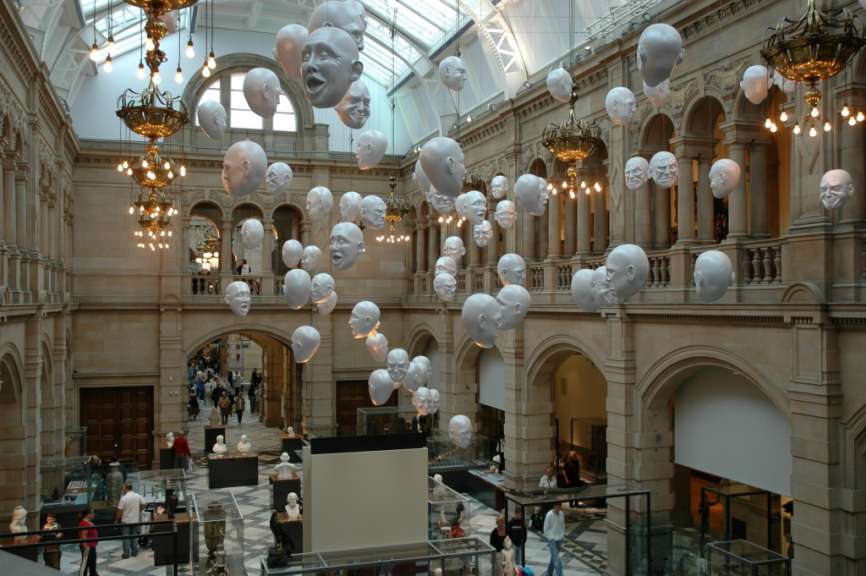 Eine große halle mit vielen gesichtern, die an der decke hängen