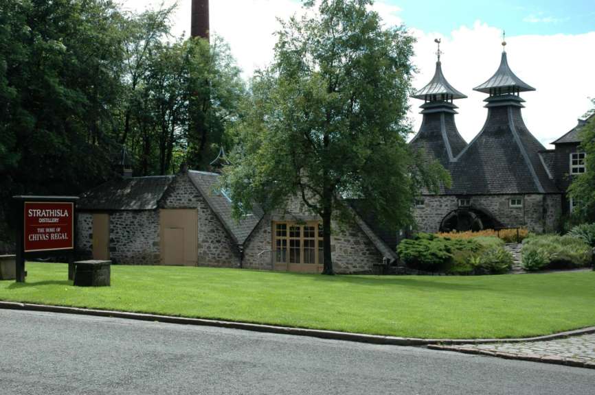 Ein Zeichen steht vor einem Gebäude mit der Aufschrift " strathsla the home of chivas regal "
