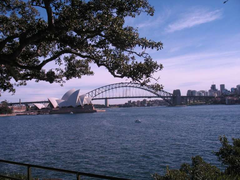 Die sydney harbour bridge mit der opera house im hintergrund