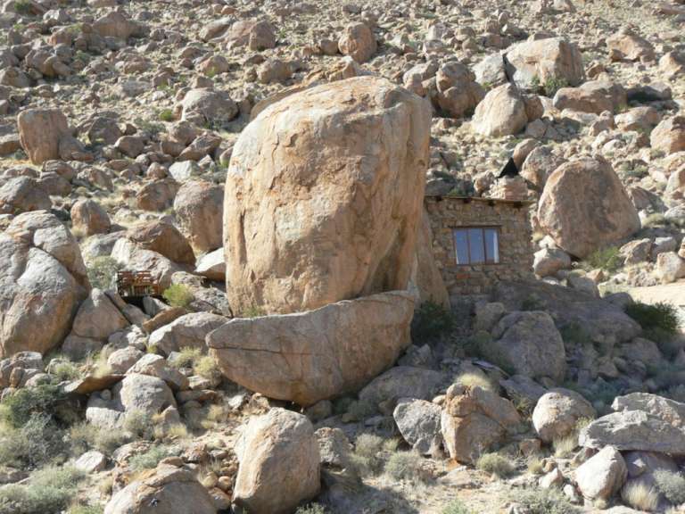Ein kleines Haus inmitten einer felsigen Landschaft