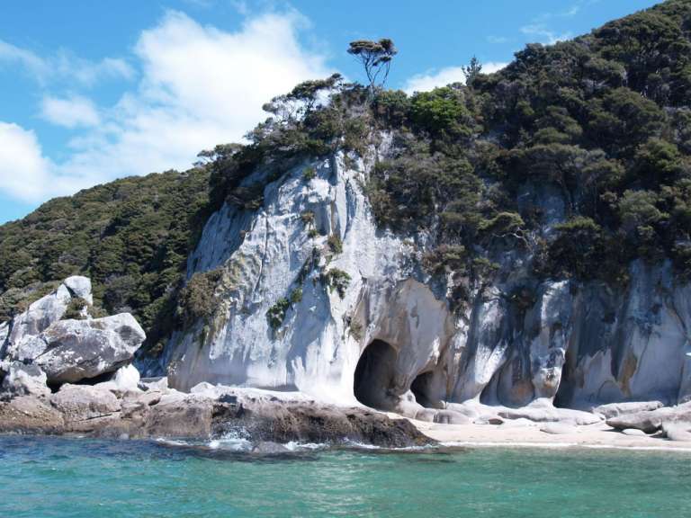 Felsenhöhle im Abel Tasman National Park