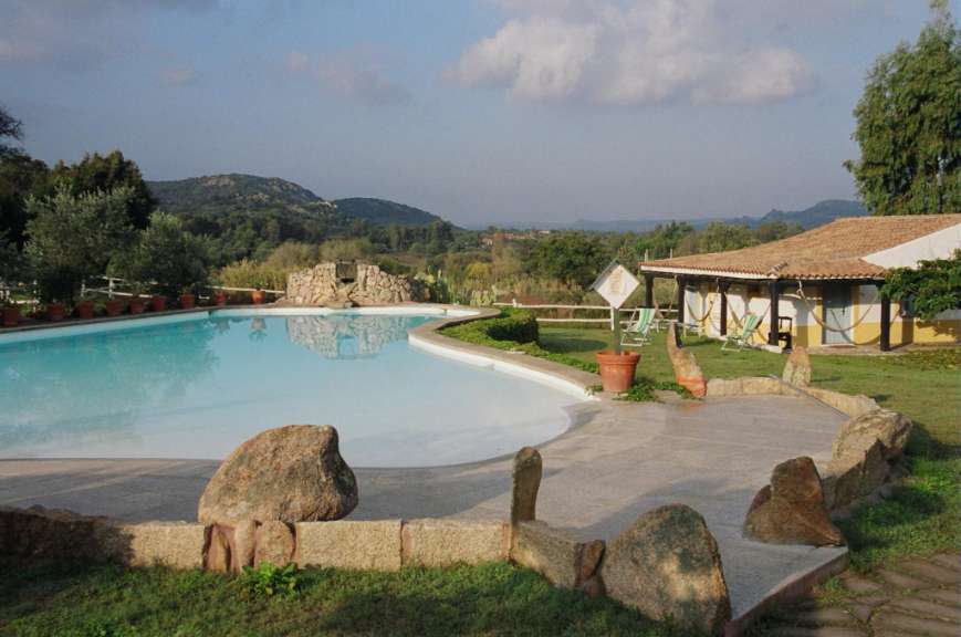 Ein großer Pool mit einem Haus im Hintergrund