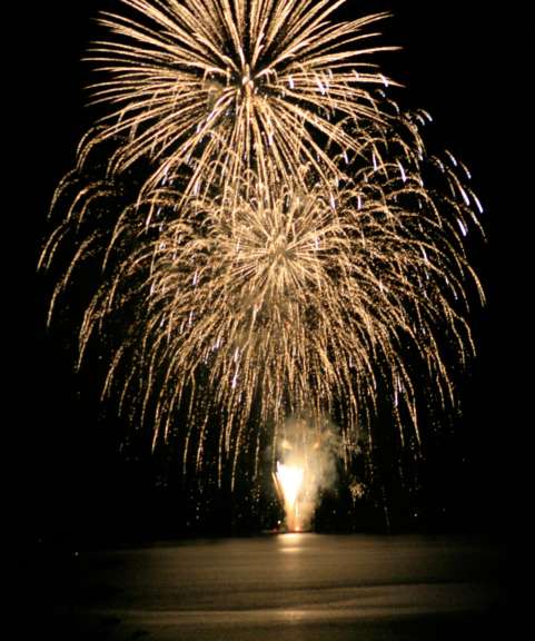 Ein riesiges Feuerwerk explodiert in den Nachthimmel