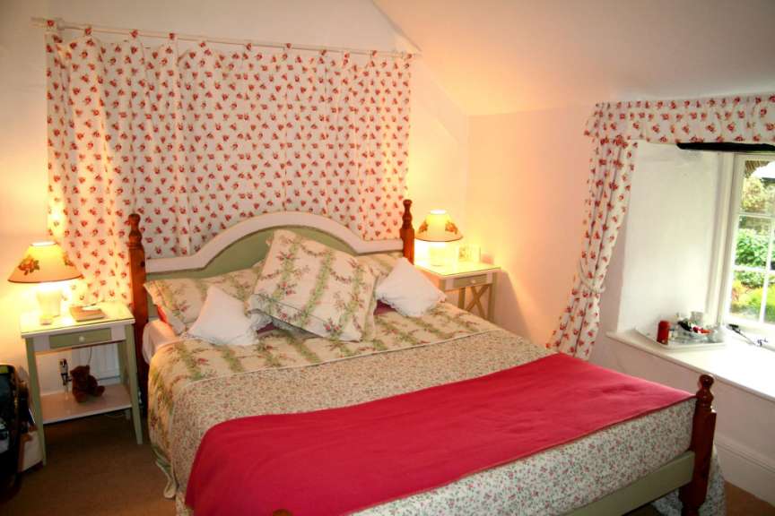 Ein Schlafzimmer mit einem Bett und zwei Nachttischen
