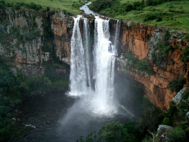 Ein Wasserfall, der in einen Fluss fließt