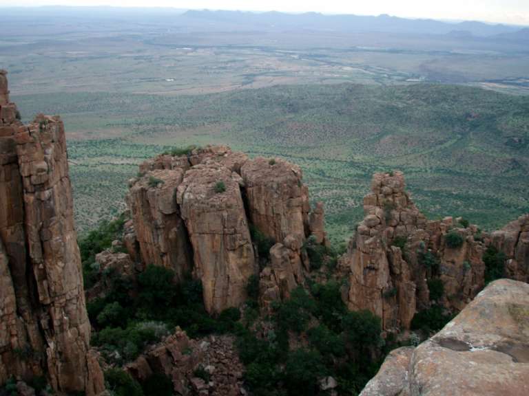 Ein Blick auf einen Berg mit vielen Felsen und Bäumen