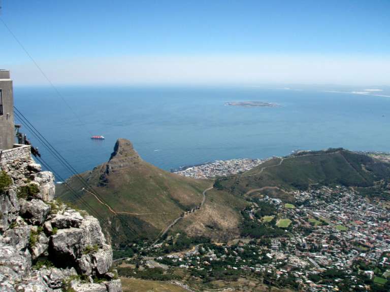 Ein Blick von oben auf eine Stadt und das Meer
