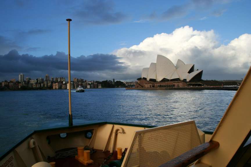 Sydney: Fährfahrt nähe Circular Quay mit Blick auf Opera (06