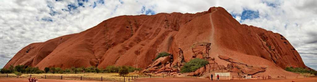 Uluru: Panorama mit Blick auf den Uluru-Aufstieg (08.11.07)