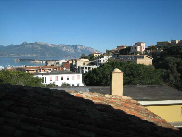 Ein Blick auf eine Stadt mit Bergen im Hintergrund
